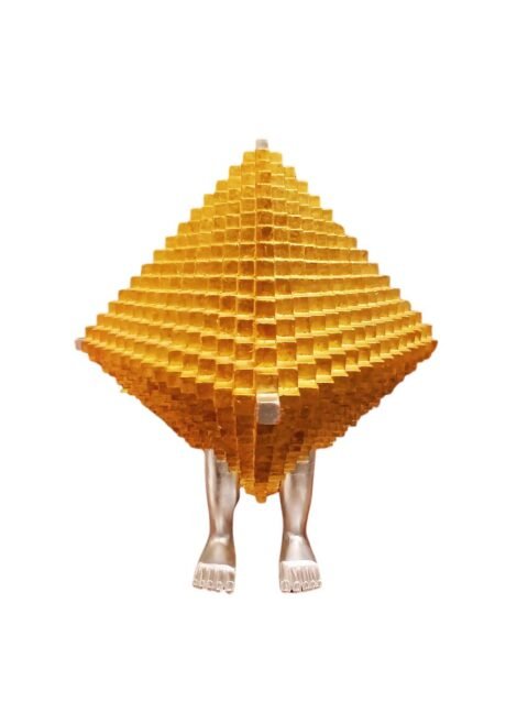 Pedro Friedeberg escultura Piedra Filosofal tetraedro dorado hoja de oro pies plateados