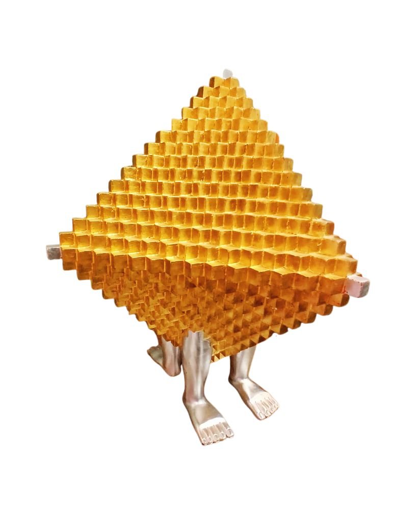 Pedro Friedeberg escultura Piedra Filosofal tetraedro dorado hoja de oro pies plateados