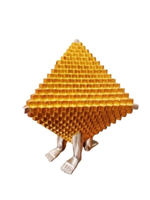 Pedro Friedeberg escultura Piedra Filosofal tetraedro dorado hoja de oro pies plateados