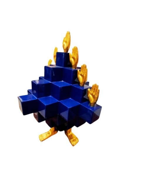 Pedro Friedeberg escultura Cruz Cubica azul manos doradas pies surrealismo geometrico