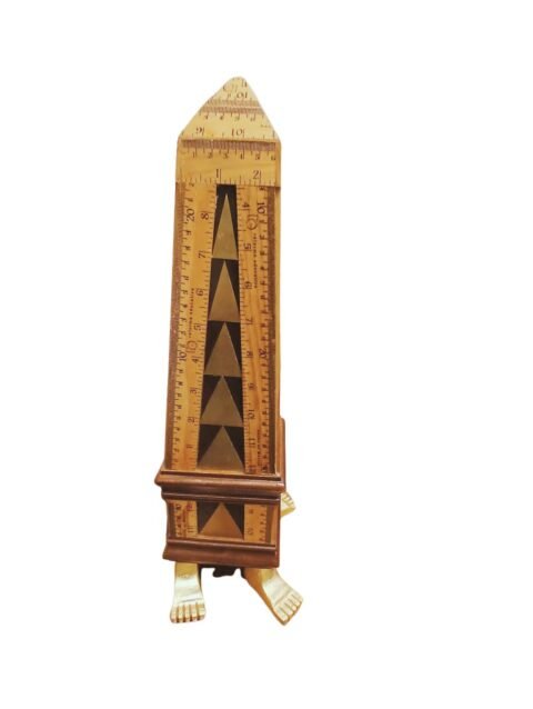 Pedro Friedeberg escultura Obelisco Caminante reglas madera hoja de oro pies dorados 2020