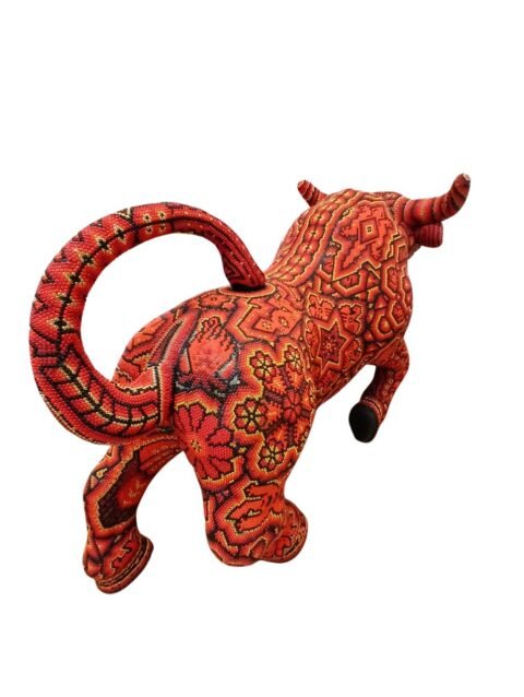 Escultura toro rojo arte huichol cuentas de vidrio chaquira pieza unica decoracion lujo