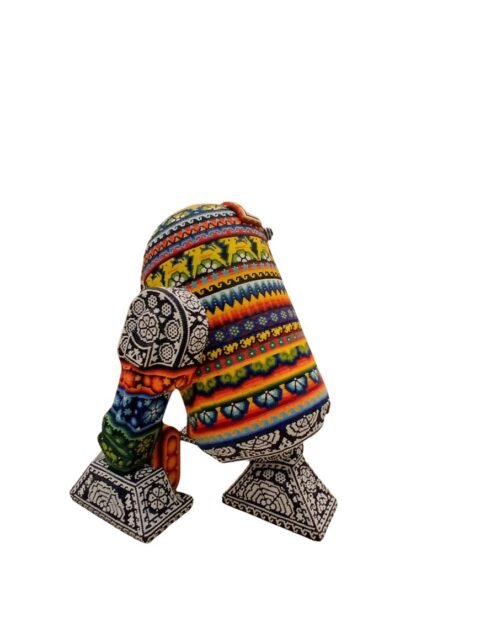 Escultura R2D2 Star Wars intervenida arte huichol cuentas de vidrio colorido Rick Wolfryd CHROMA