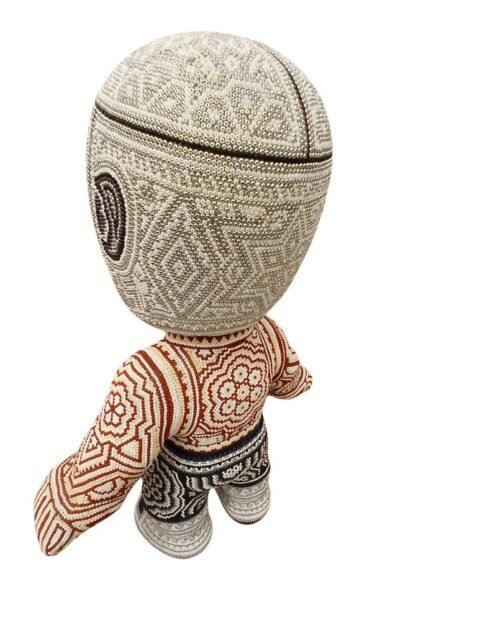 Escultura El Santo luchador mexicano intervenida arte huichol cuentas vidrio blanco plata Rick Wolfryd