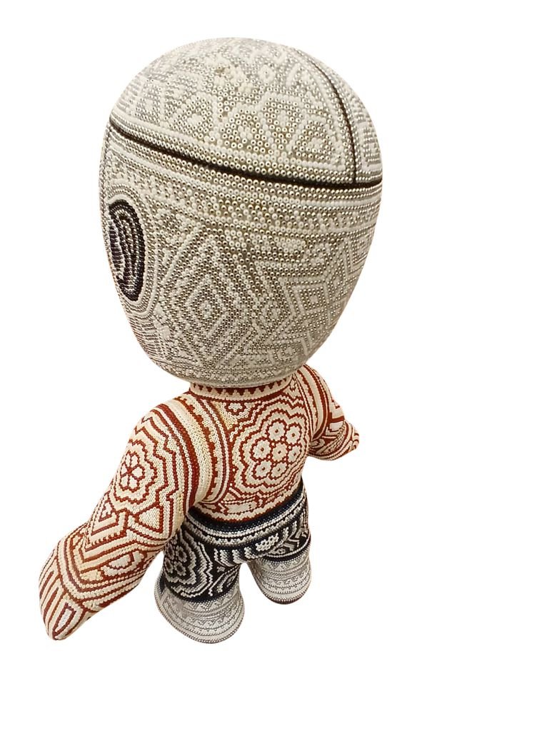 Escultura El Santo luchador mexicano intervenida arte huichol cuentas vidrio blanco plata Rick Wolfryd