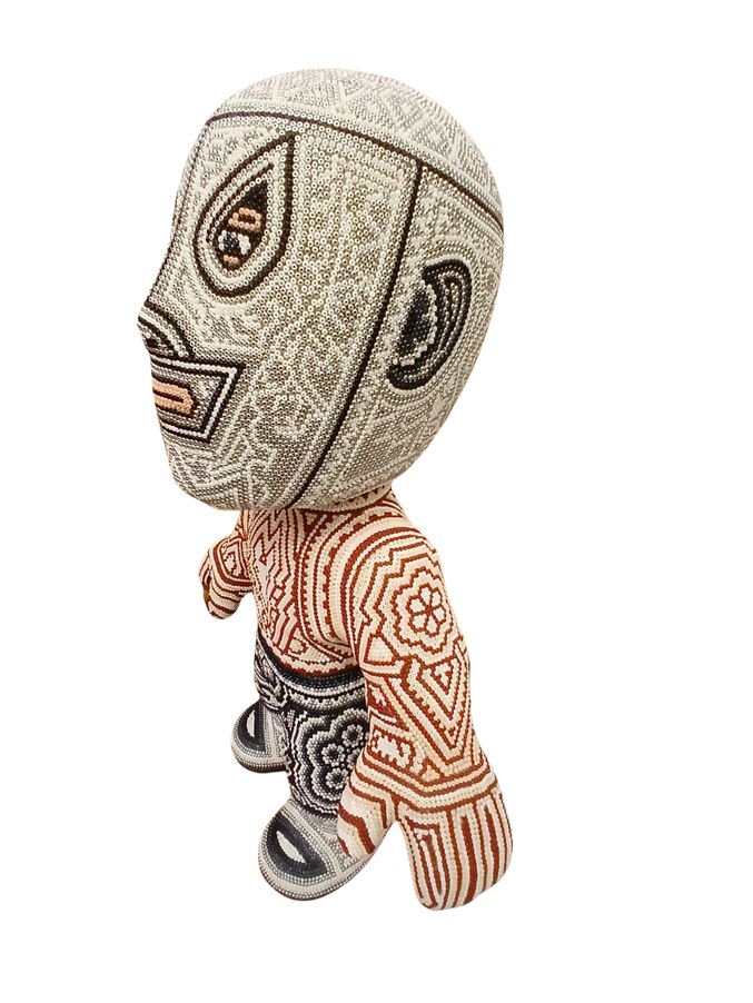 Escultura El Santo luchador mexicano intervenida arte huichol cuentas vidrio blanco plata Rick Wolfryd