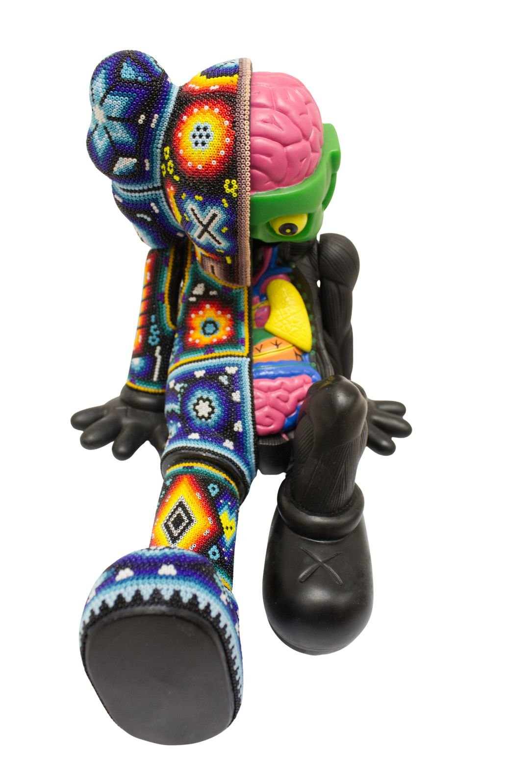 Escultura After Kaws companion resting place intervenida arte huichol cuentas vidrio Rick Wolfryd CHROMA
