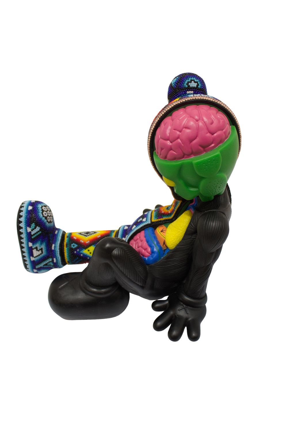 Escultura After Kaws companion resting place intervenida arte huichol cuentas vidrio Rick Wolfryd CHROMA