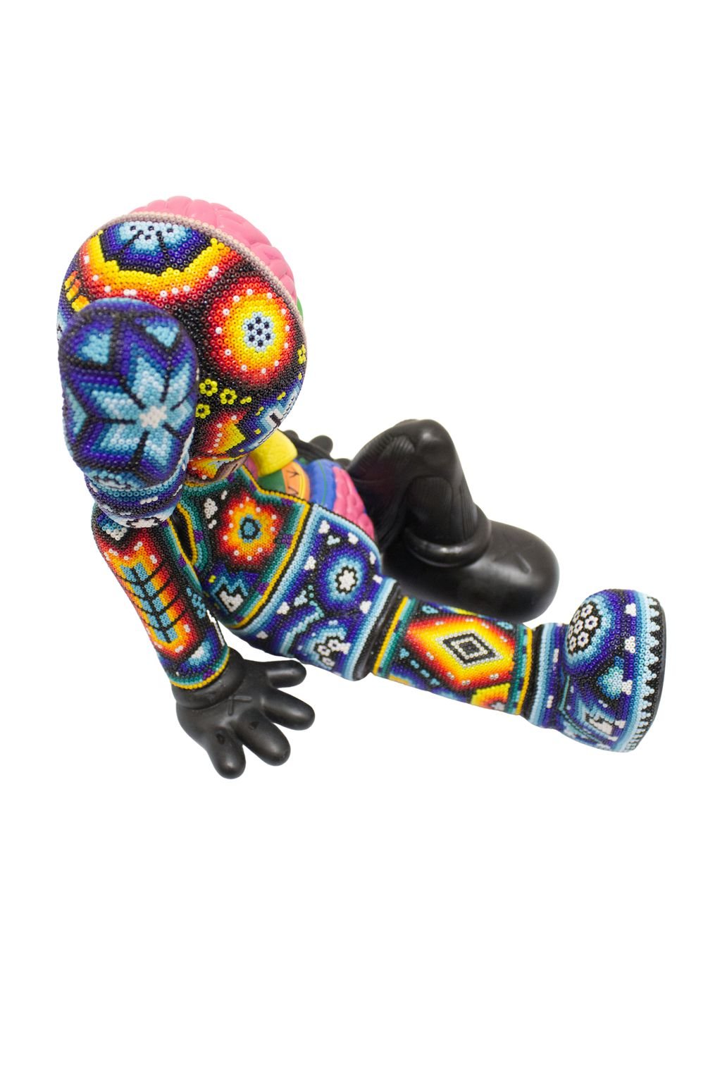 Escultura After Kaws companion resting place intervenida arte huichol cuentas vidrio Rick Wolfryd CHROMA