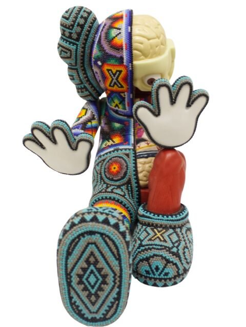 Escultura After Kaws companion resting place intervenida arte huichol cuentas vidrio Rick Wolfryd CHROMA