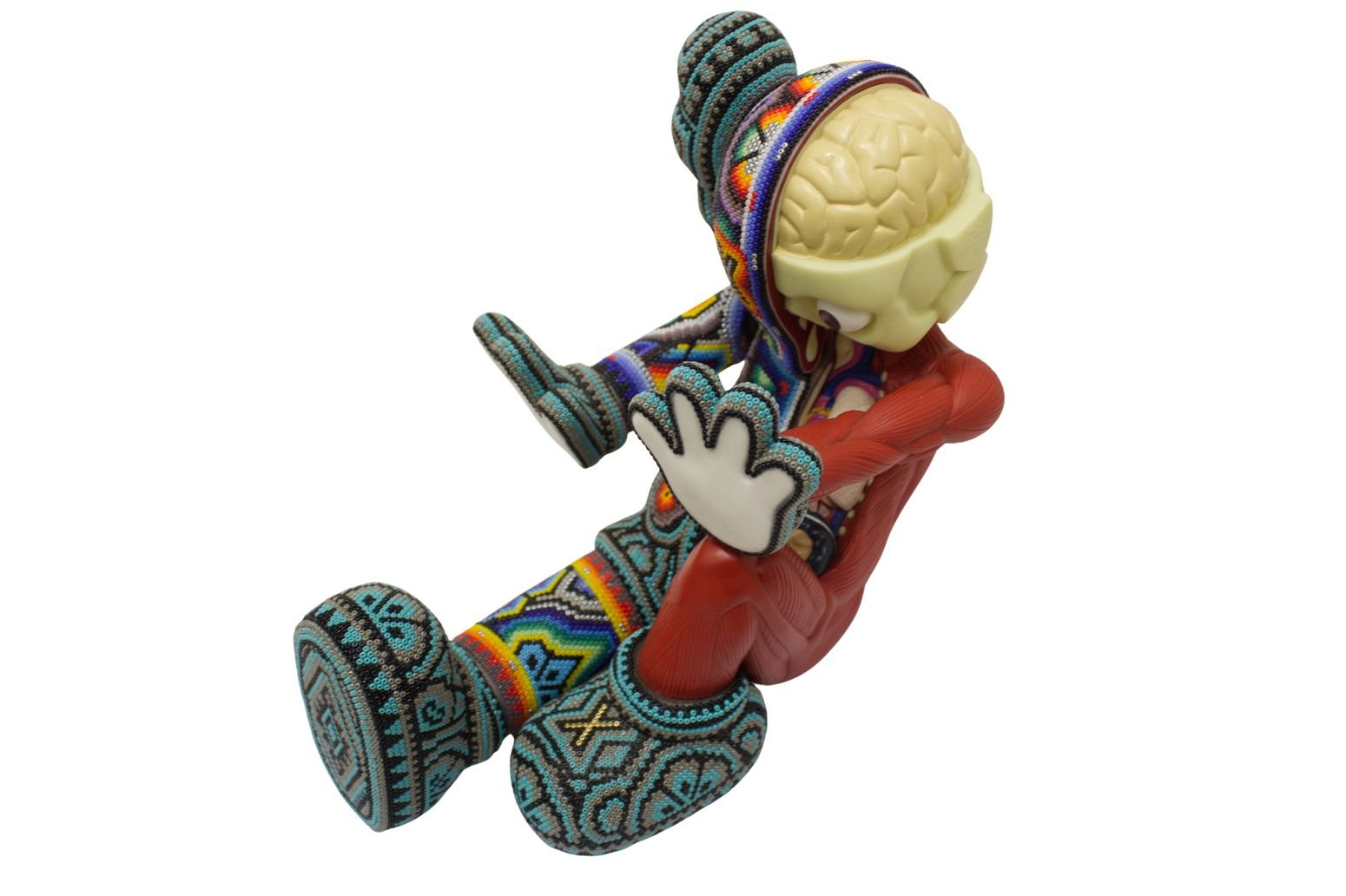 Escultura After Kaws companion resting place intervenida arte huichol cuentas vidrio Rick Wolfryd CHROMA