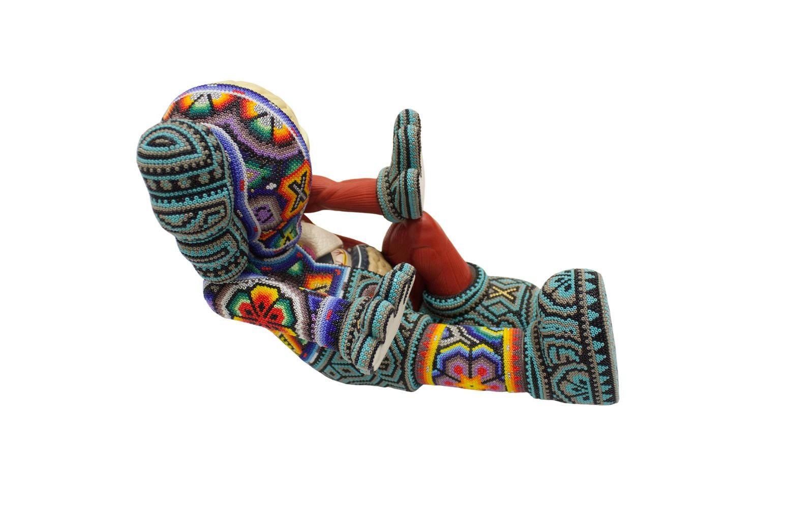 Escultura After Kaws companion resting place intervenida arte huichol cuentas vidrio Rick Wolfryd CHROMA