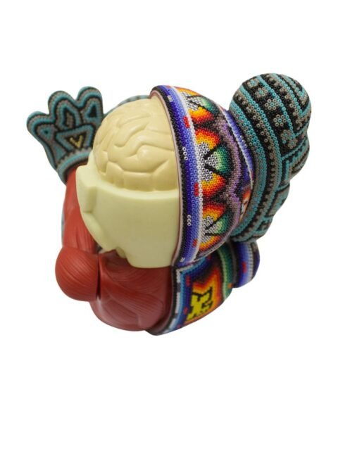 Escultura After Kaws companion resting place intervenida arte huichol cuentas vidrio Rick Wolfryd CHROMA