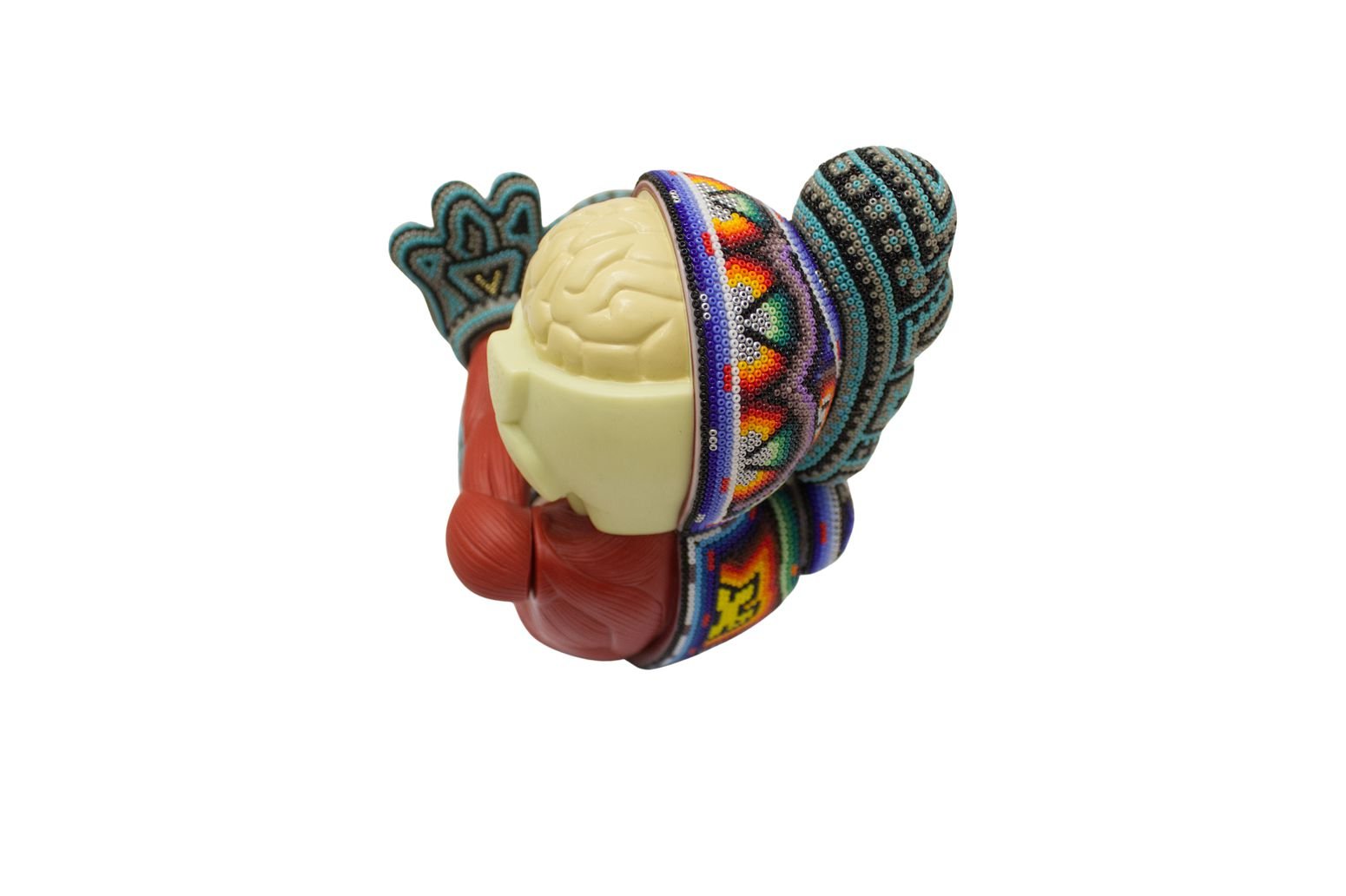 Escultura After Kaws companion resting place intervenida arte huichol cuentas vidrio Rick Wolfryd CHROMA