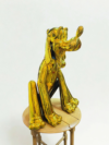 Escultura figura Pluto dorada Fer Mancilla arte pop contemporaneo}