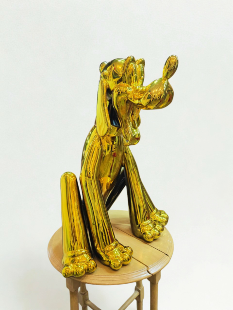 Escultura figura Pluto dorada Fer Mancilla arte pop contemporaneo}